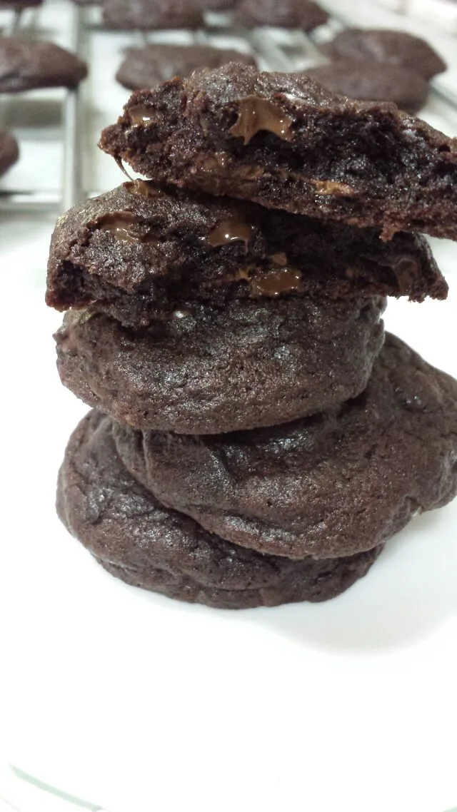 Nutella Stuffed Chocolate chips cookies


Yield: About 30 cookies

Ingredients
2 1/4 cups all-purpose flour
1/2 cup dark cocoa powder
1 tsp baking powder
1/2 ts|Sofie's Kitchenさん