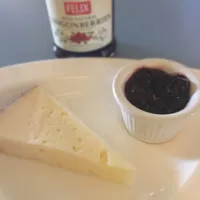 Snapdishの料理写真:Iberico Cheese with Lingonberries|shykneehighkneeさん