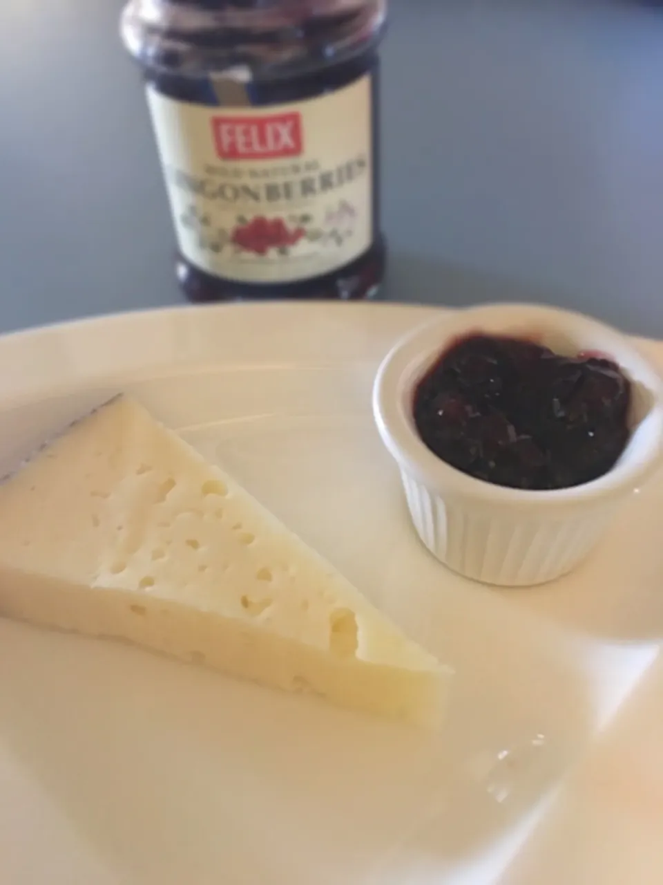 Iberico Cheese with Lingonberries|shykneehighkneeさん