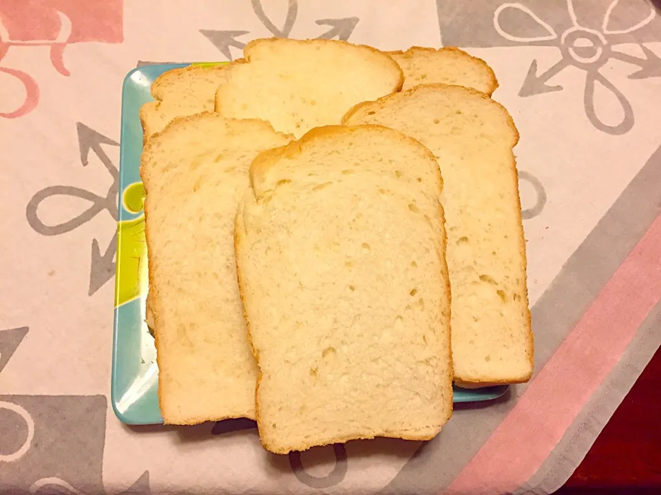 生クリーム入りふんわり食パン♡今日はいつもより断面めちゃ綺麗だった🎵|さくたえさん