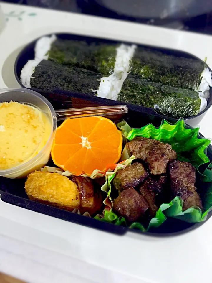 子供お弁当🍱  牛ステーキ  ペッパー醤油味  椎茸のソテー  カマンベールチーズフライ  プリン  みかん🍊  海苔巻き|ch＊K*∀o(^^*)♪さん