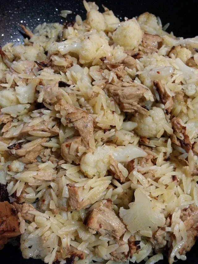 tonight's dinner, orzo with really spicy cauliflower and fake chicken. actually came out good!!;)|Polly Gelfusoさん