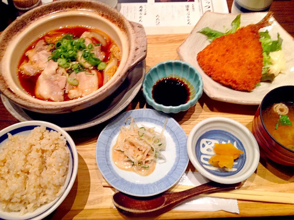 日替り定食(鶏すき鍋とアジフライ)1000円也|秋山知隆さん