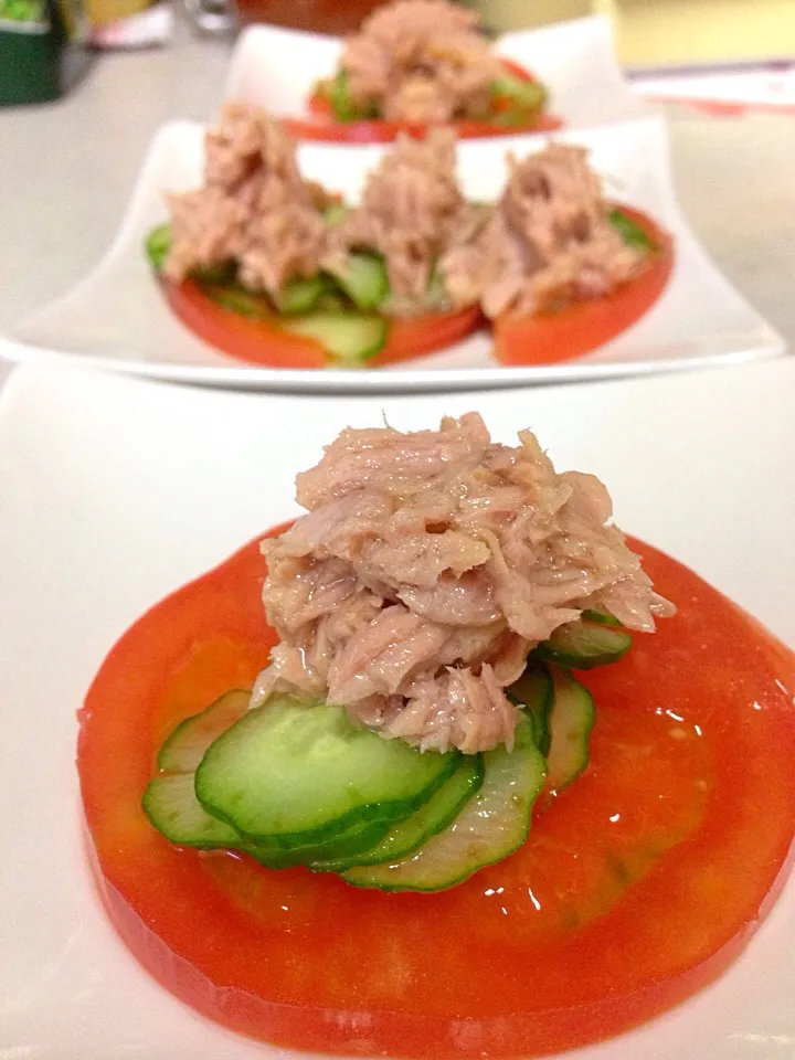 Snapdishの料理写真:Tomato + Cucumber + Tuna|Kob Sathapornさん