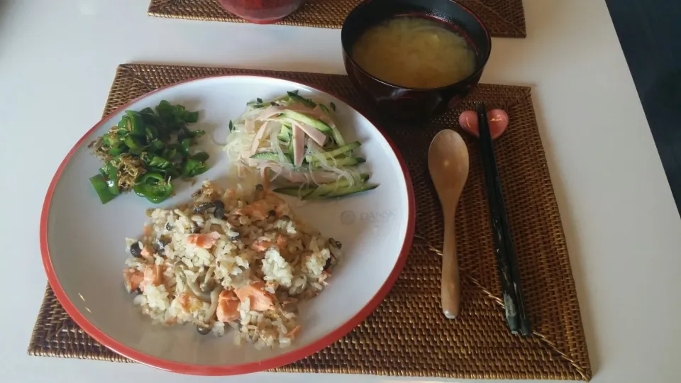 Snapdishの料理写真:今日の昼食　鮭としめじの炊き込みご飯、ピーマンとじゃこの炒め物、春雨サラダ、玉ねぎの味噌汁|pinknari🐰🌈さん