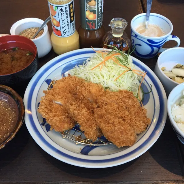 チキンかつ定食(ご飯:白米、お味噌汁:赤味噌、キャベツ:千切り、お漬物:盛り合わせ)＋ドリンクバー|マロさん