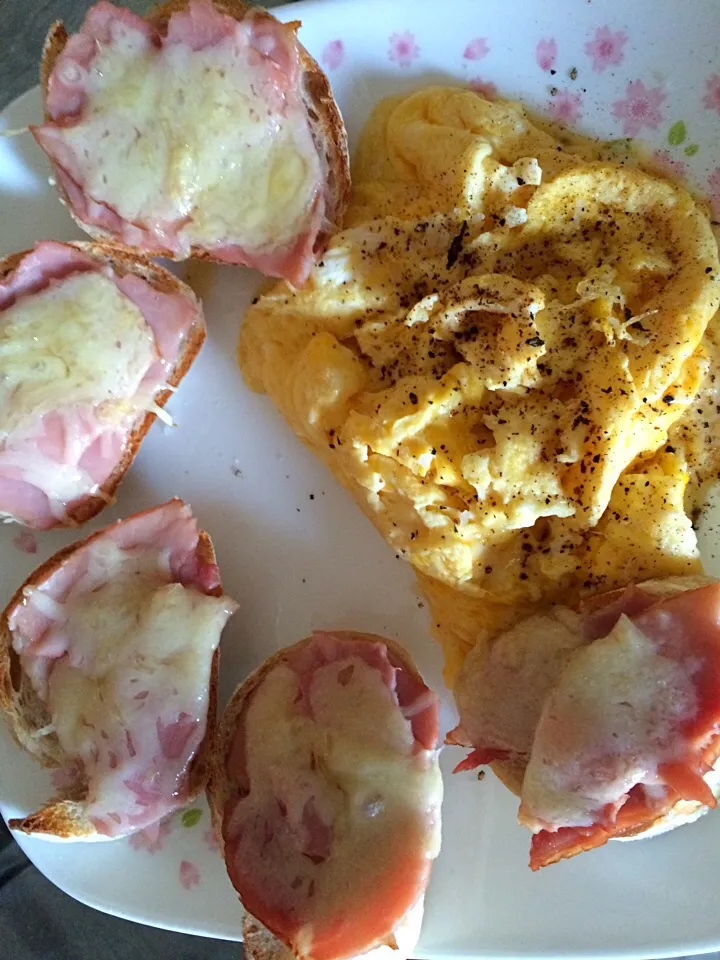 Scrambled eggs and Gruyere and ham on baguette toast|Ong Sor Fernさん