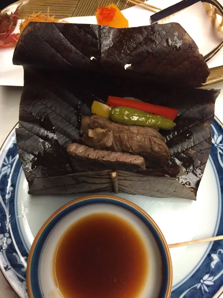 Snapdishの料理写真:岩手牛朴葉焼き|えいこさん