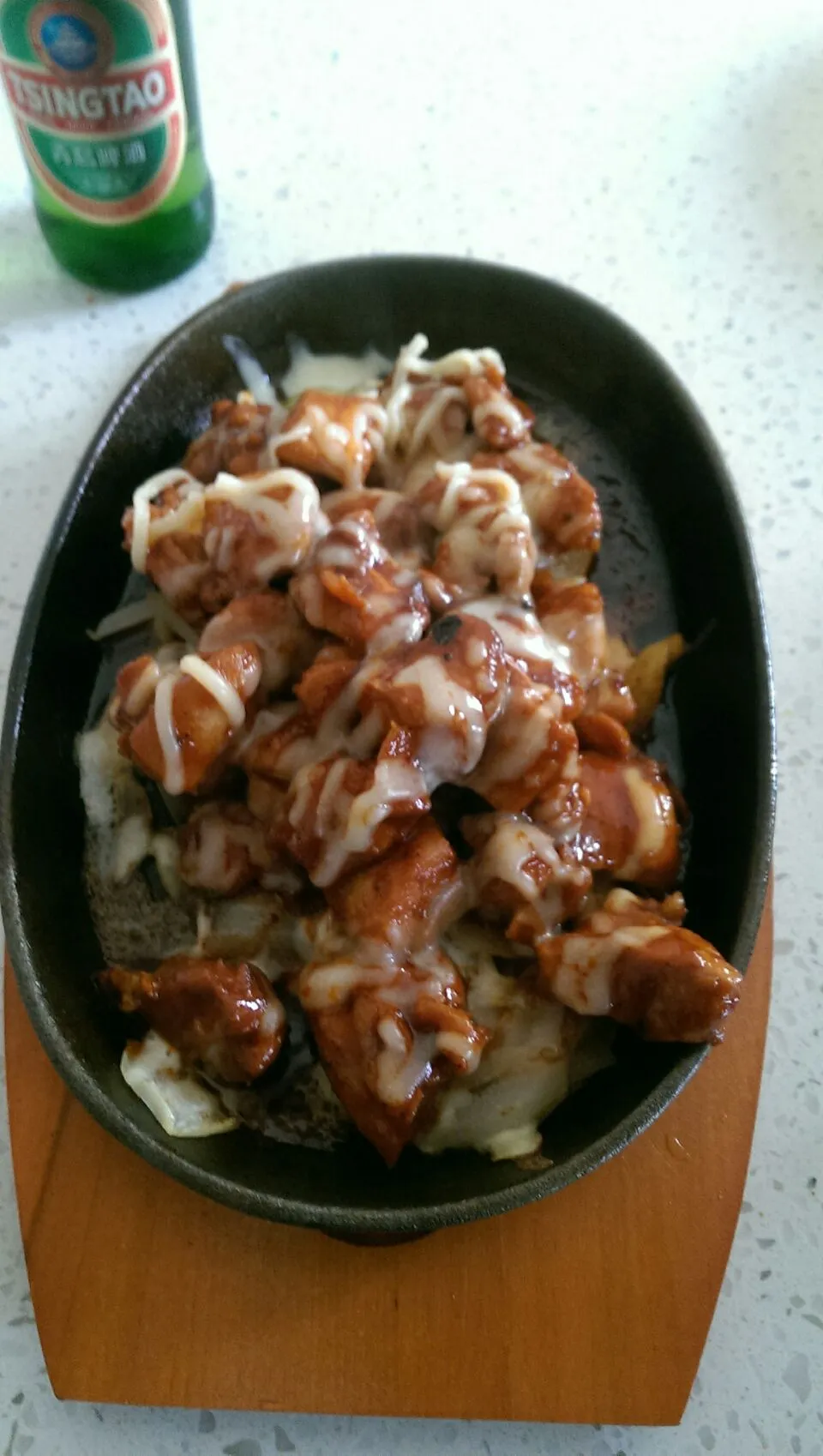 korean sizzlymizzly chicken and cheese on a hot plate|Vivian Wangさん