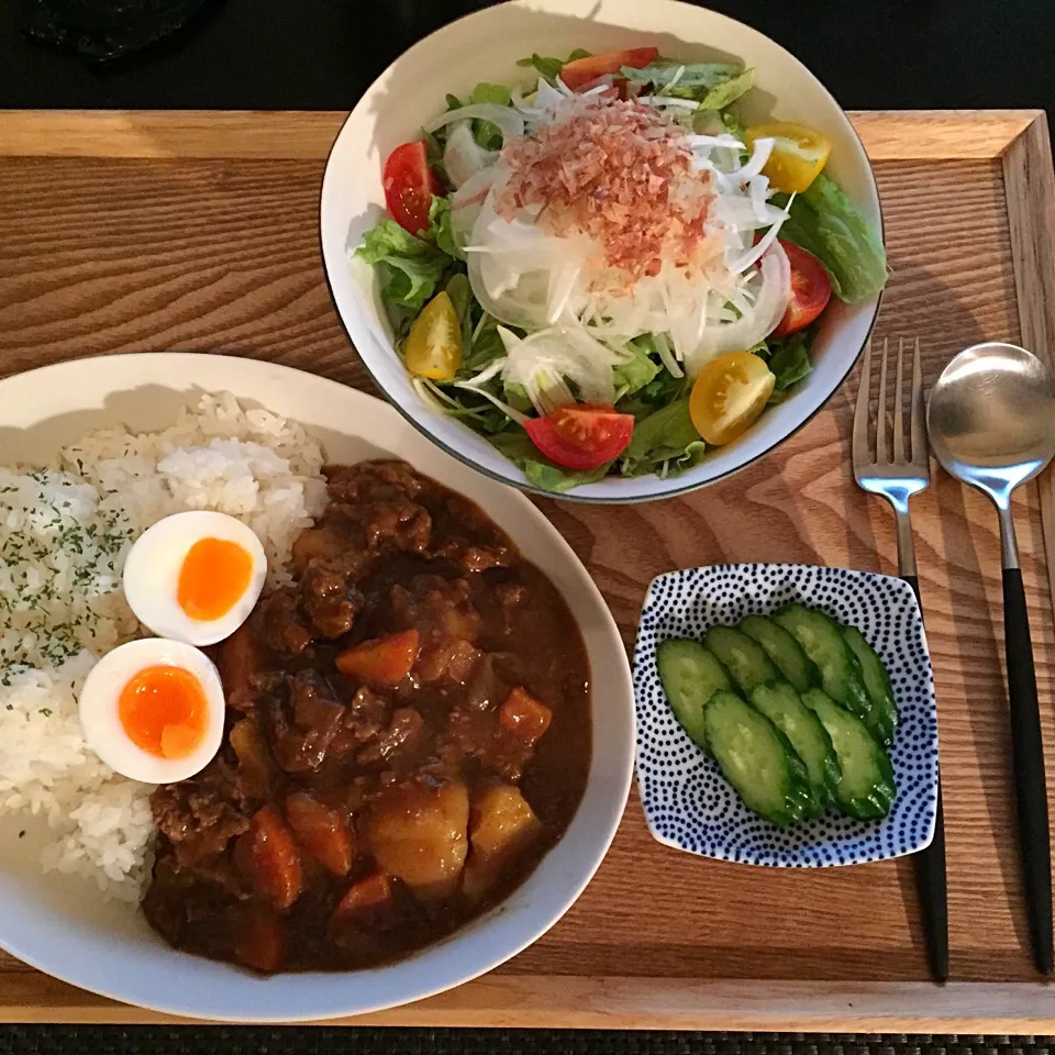 ⭕️牛すじカレー
⭕️玉ねぎサラダ
⭕️きゅうりの浅漬け


淡路島のおいしい玉ねぎを頂いたので
玉ねぎどっさりサラダで|ayumiさん