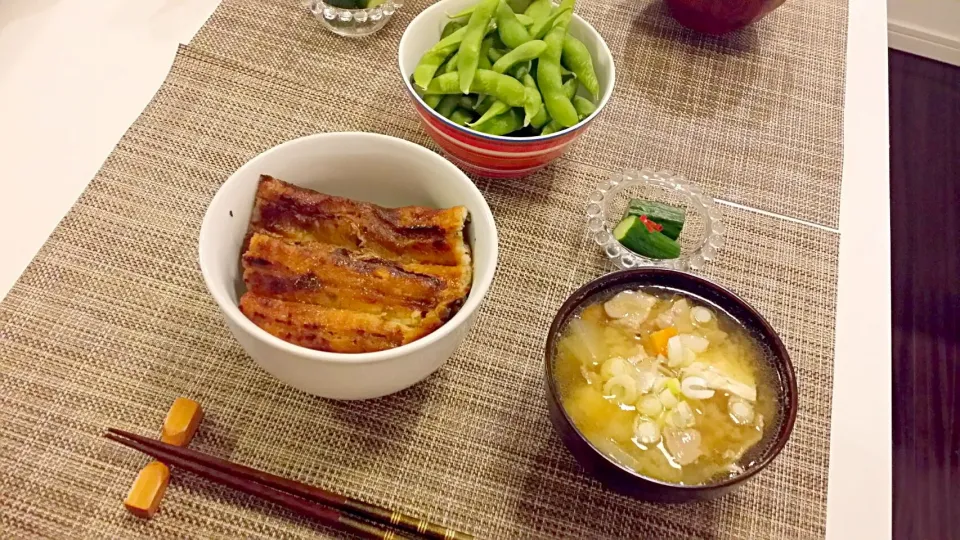 今日の夕食　鰻丼、きゅうりの甘酢漬け、豚汁、枝豆|pinknari🐰🌈さん