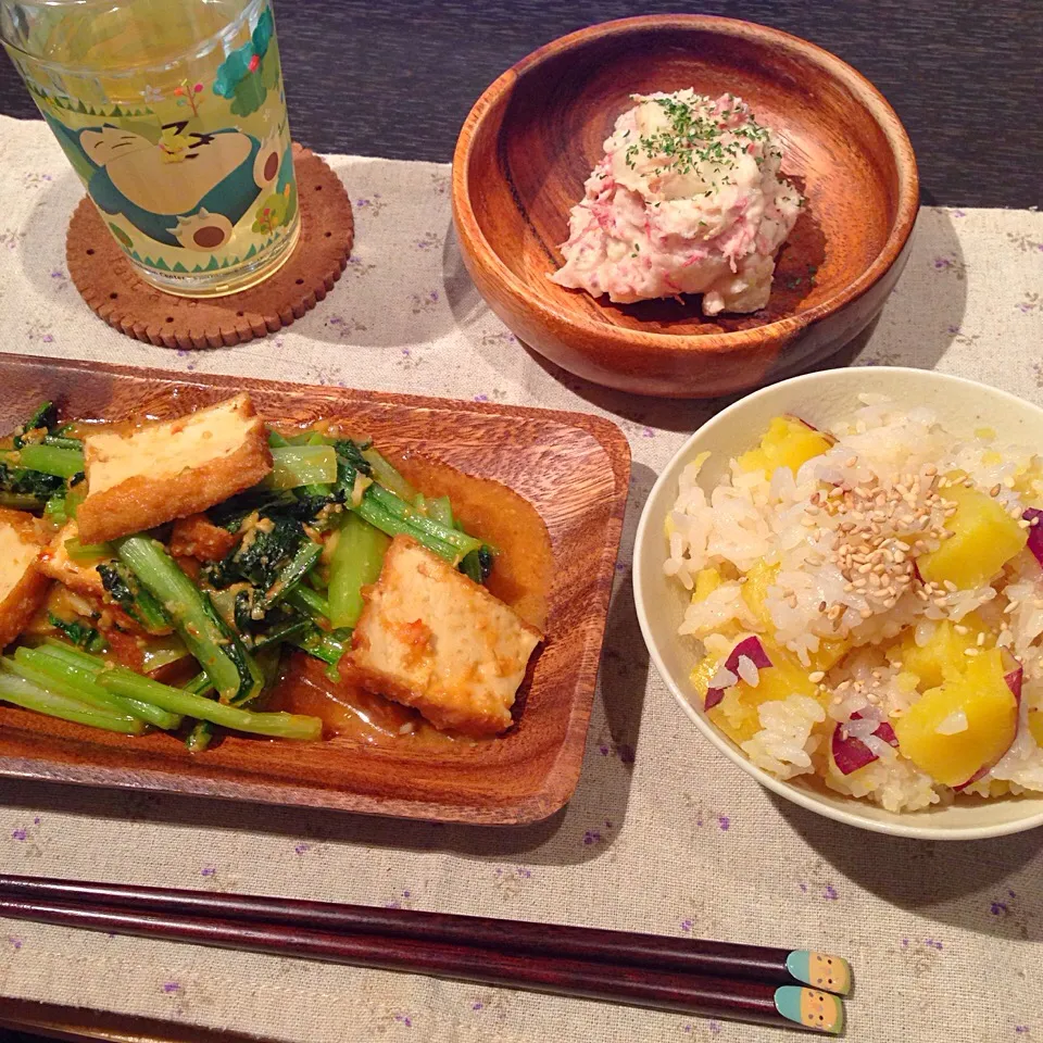 厚揚げと小松菜の辛味噌炒めとコンビーフのポテトサラダ、さつまいもご飯|かぴこさん