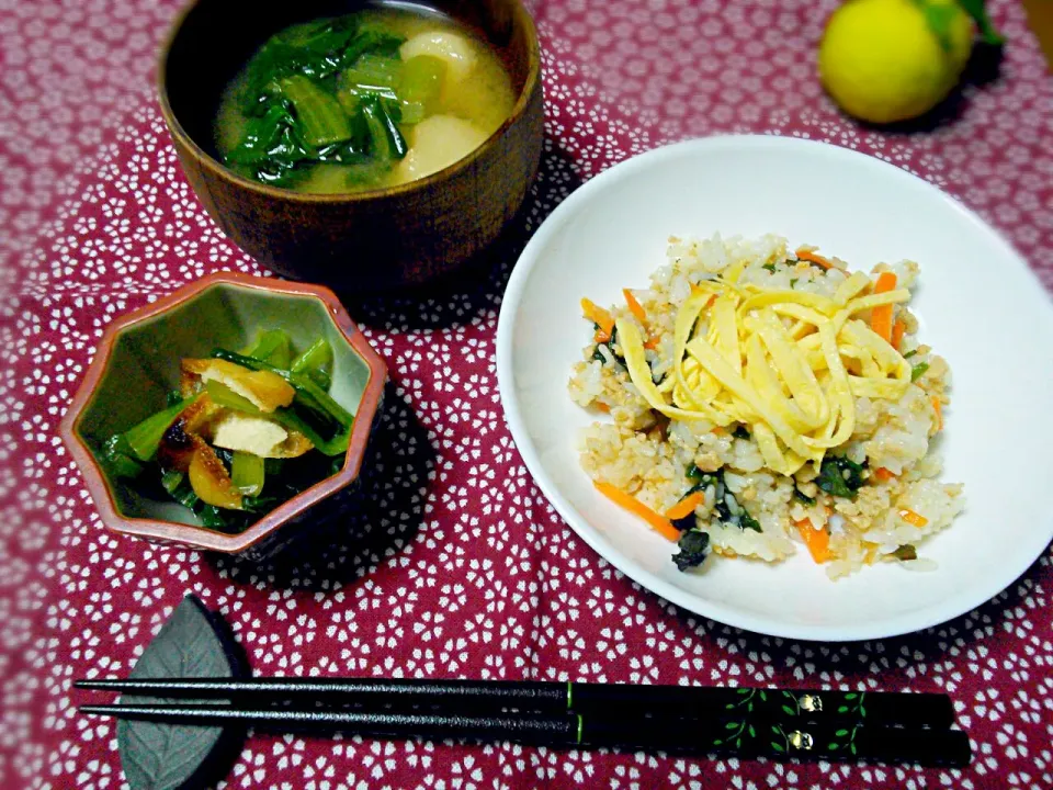 鶏そぼろのちらし寿司
味噌汁
小松菜と油揚げの煮びたし（昆布茶で）♡|ゆうさん