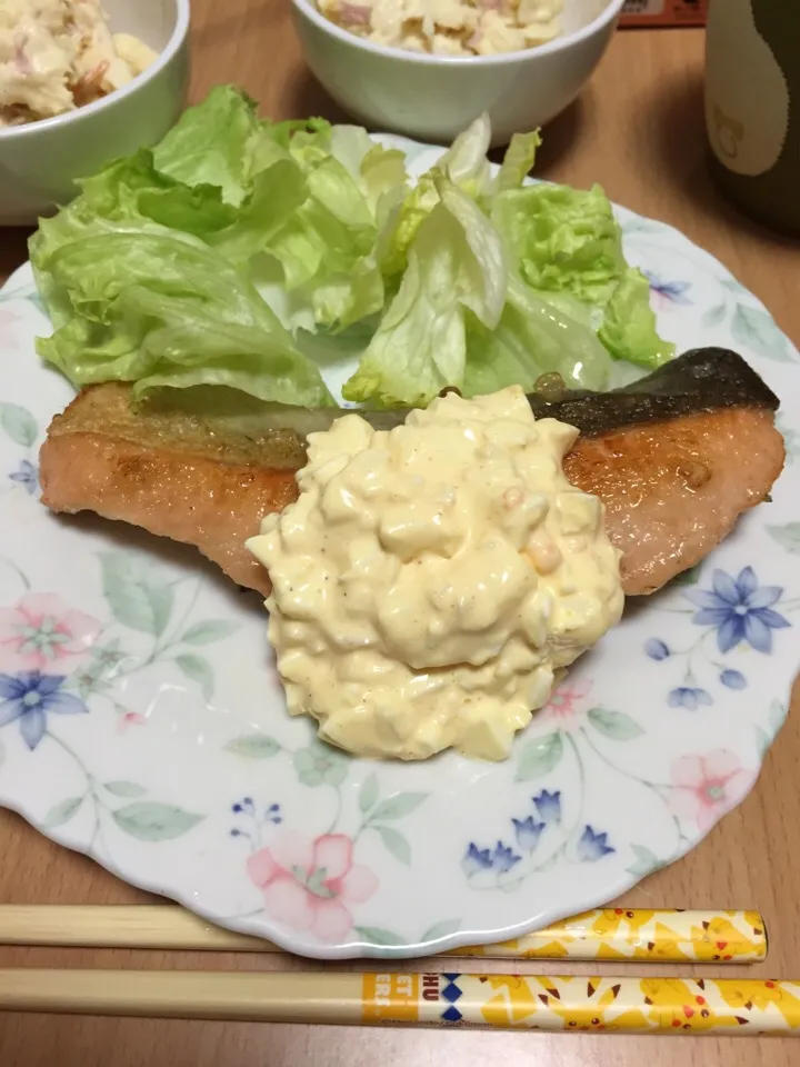 Snapdishの料理写真:2015.11.03 鮭のムニエルのタルタルかけ|しおりさん