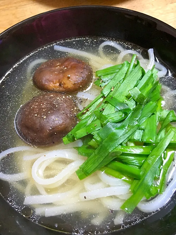 国産のお米の麺を見つけたので、鶏と昆布でじっくり出汁を取ったスープでなんちゃってフォー。お好みでナンプラーを垂らして。|エイコさん