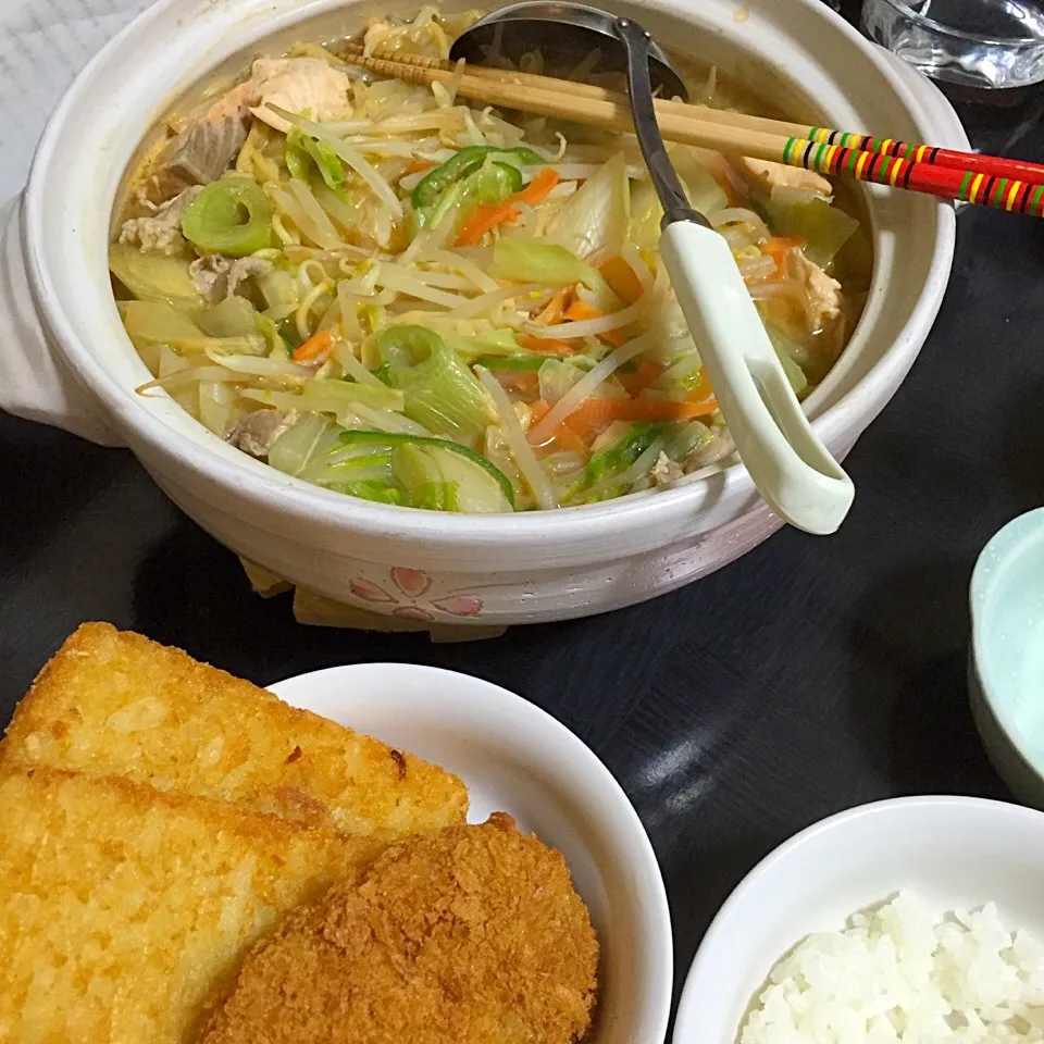 今日の晩ご飯は、煮込みラーメンみそ味、お惣菜のコロッケとハッシュドポテト。|ゆえさん