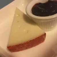 Cabra al vino cheese and lingonberries|shykneehighkneeさん