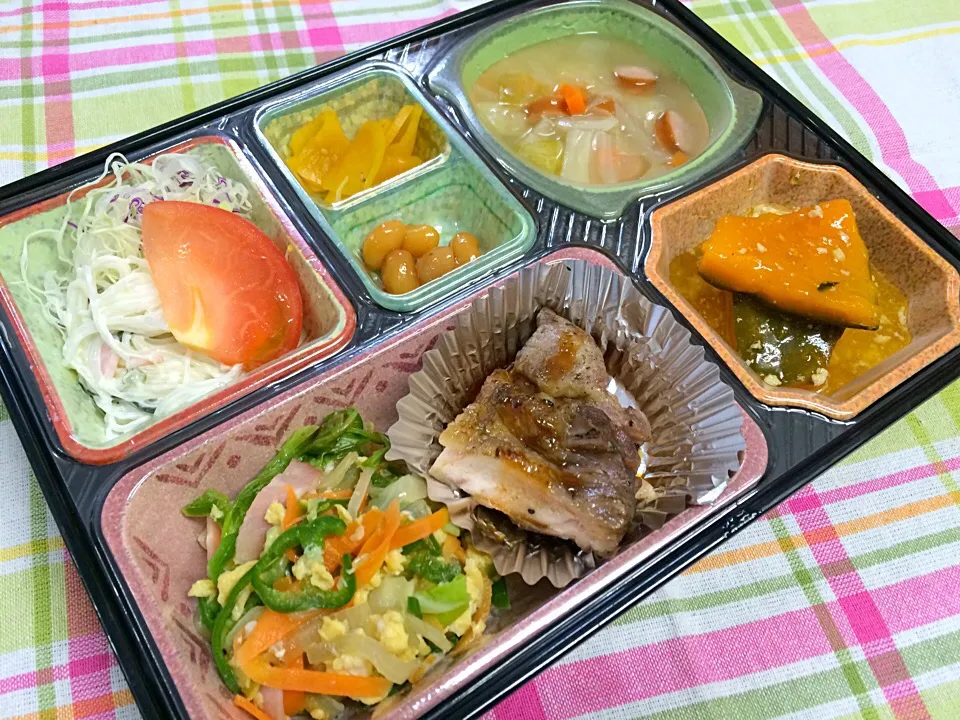 Snapdishの料理写真:チキンソテーステーキソース 日替わり弁当 豊川市宅配|Naokazu Kuritaさん