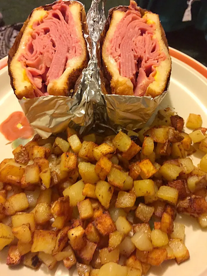 Corn Beef n Swiss w/Fire Fried Taters|Chef Ampさん