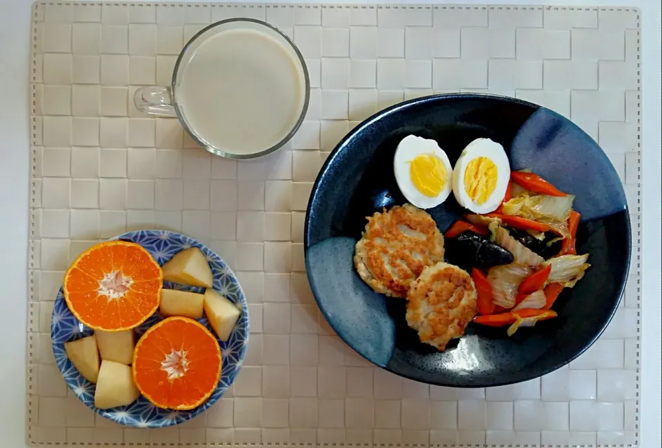 Breakfast: fried potato cake, boiled egg, fried Chinese cabbage with carrot, orange and apple, soymilk.|Liciaさん