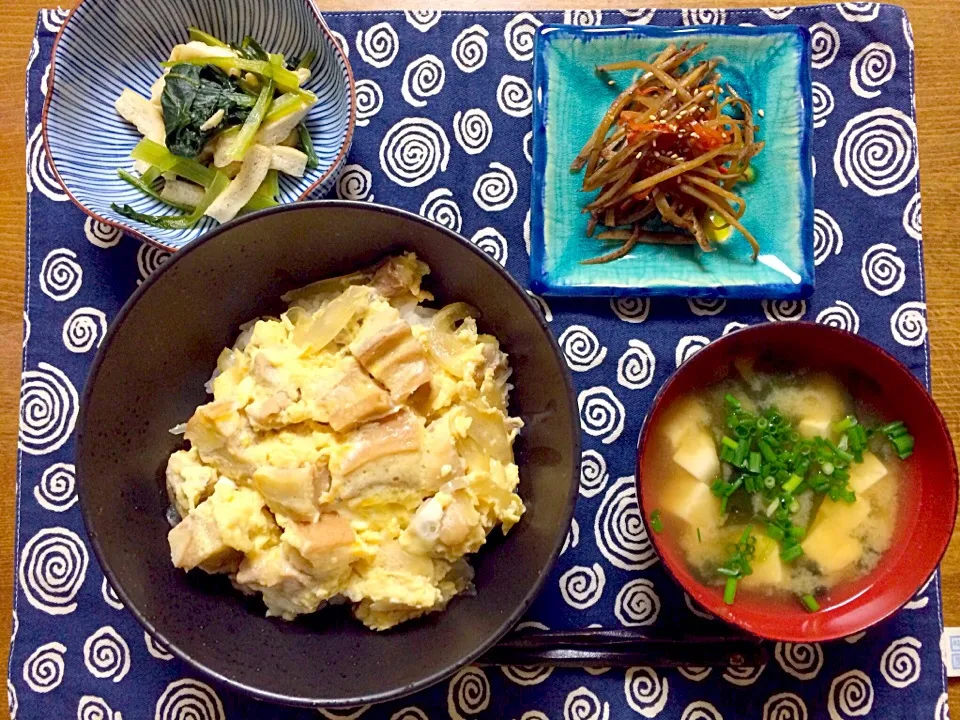 10/27晩御飯
車麩入り親子丼 きんぴら 小松菜とお揚げの煮浸し 味噌汁(豆腐＆わかめ)|sayakaさん