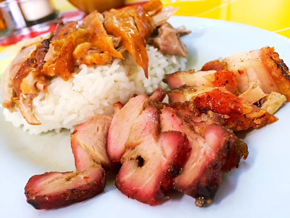 Grill pork,Roasted duck and Crispy pork with steam rice|Issara. 🍴さん