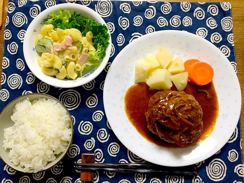 10/28晩御飯
煮込みハンバーグ(温野菜添え) マカロニサラダ|sayakaさん