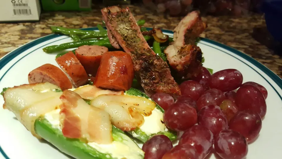 Italian pork ribs with garlic greenbeans pork sausage and seedless grapes|Louis Rodriguezさん