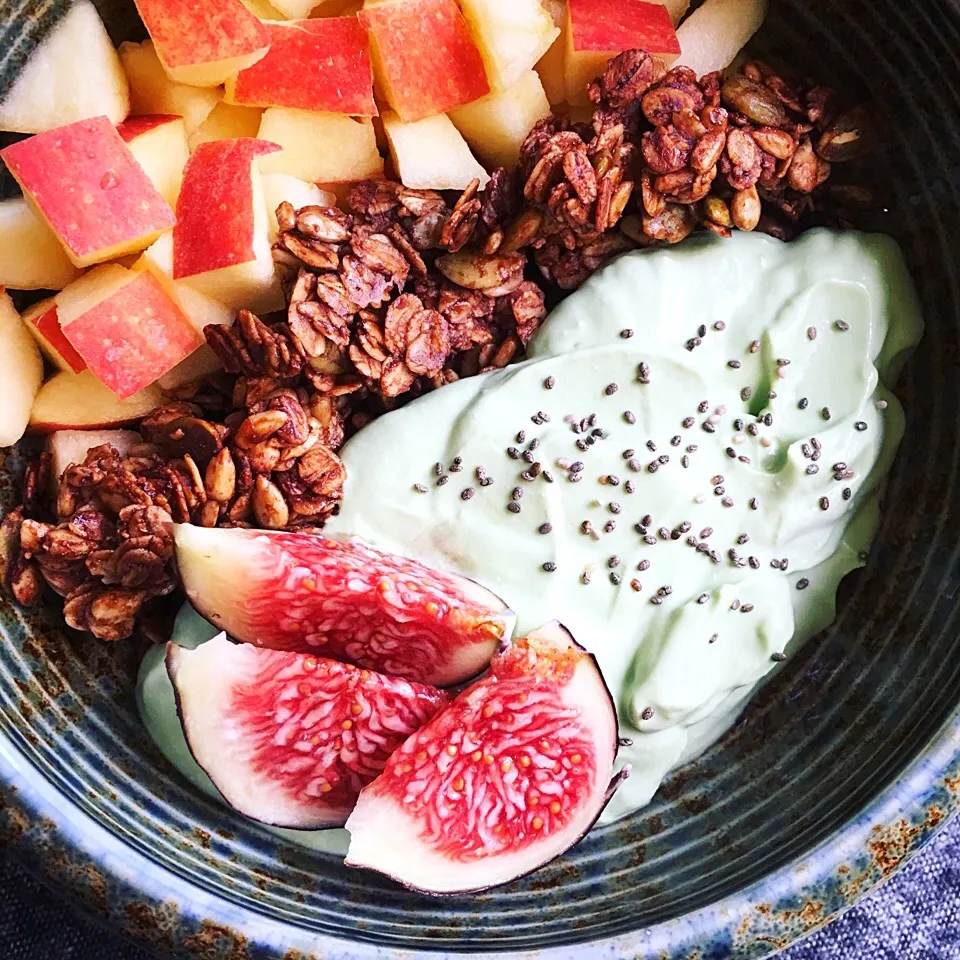 Snapdishの料理写真:Matcha Greek yogurt with homemade chocolate granola, chopped apples, gigs & chia seeds|coxiella24さん