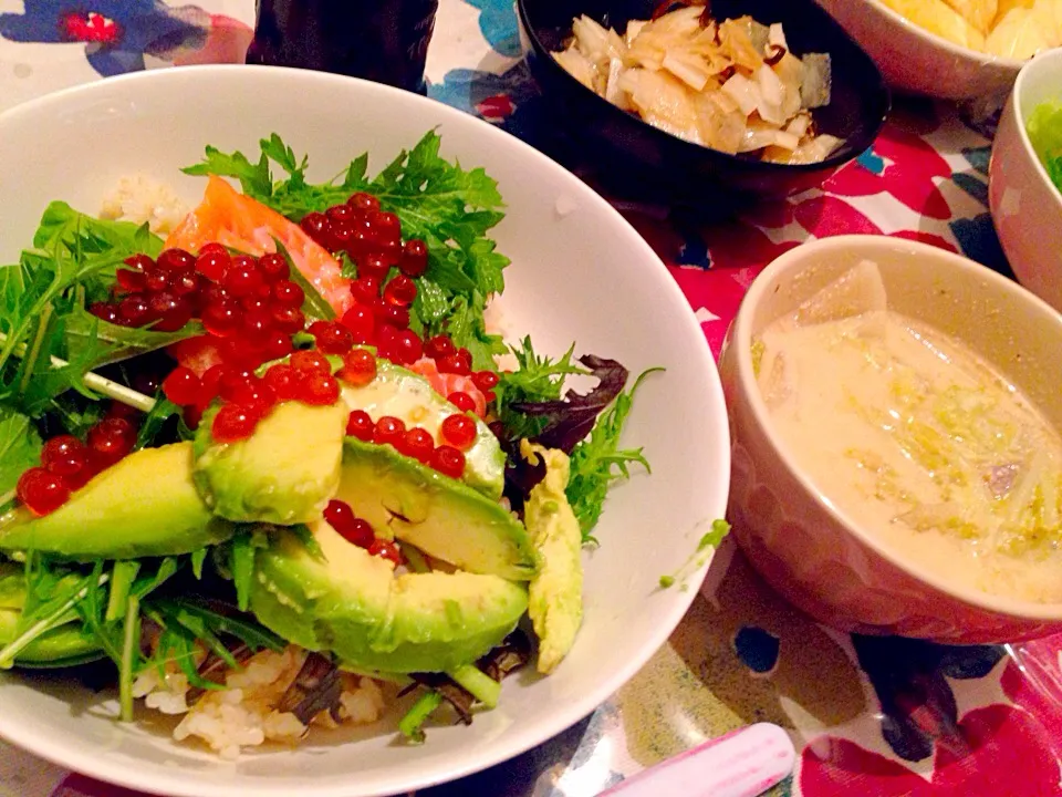 Snapdishの料理写真:シャケいくらアボカド丼|矢部肇子さん