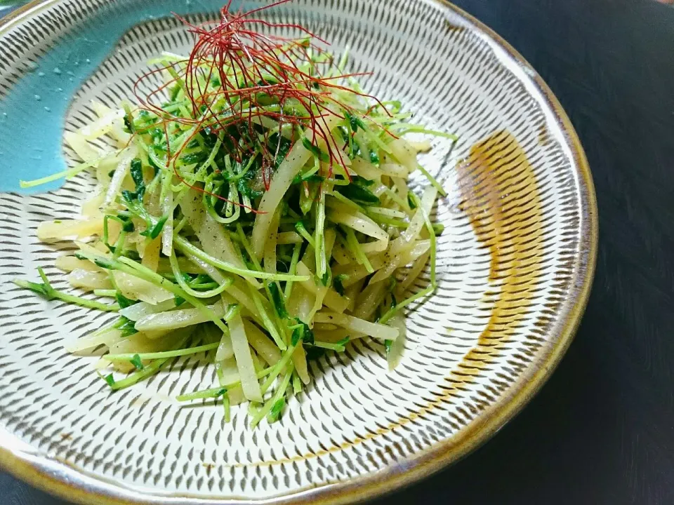 咲きちゃんさんの豆苗とじゃがいものシャキシャキにんにく炒め✨|sakurakoさん