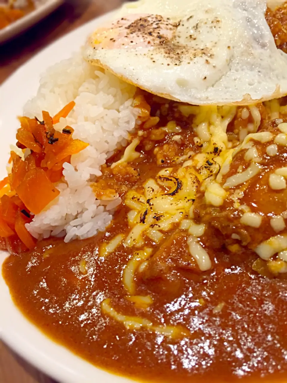 チキンカレー。チーズ、目玉焼きをトッピング！|Tomyさん