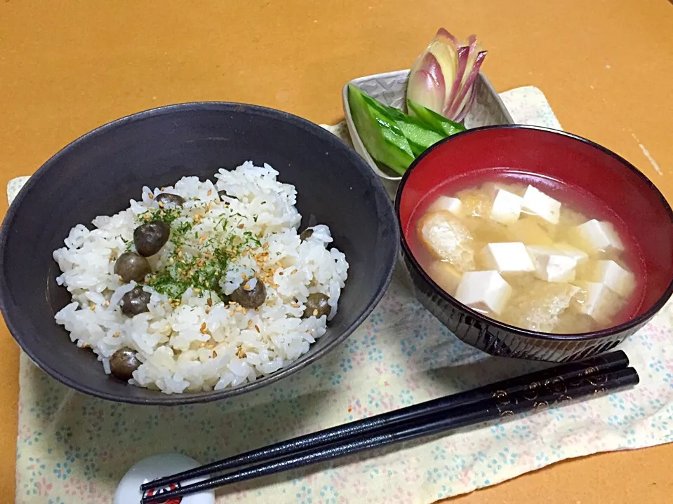 むかご飯と豆腐と揚げの味噌汁、きゅうりとみょうがの浅漬け!  (^-^)|Kei Satoさん