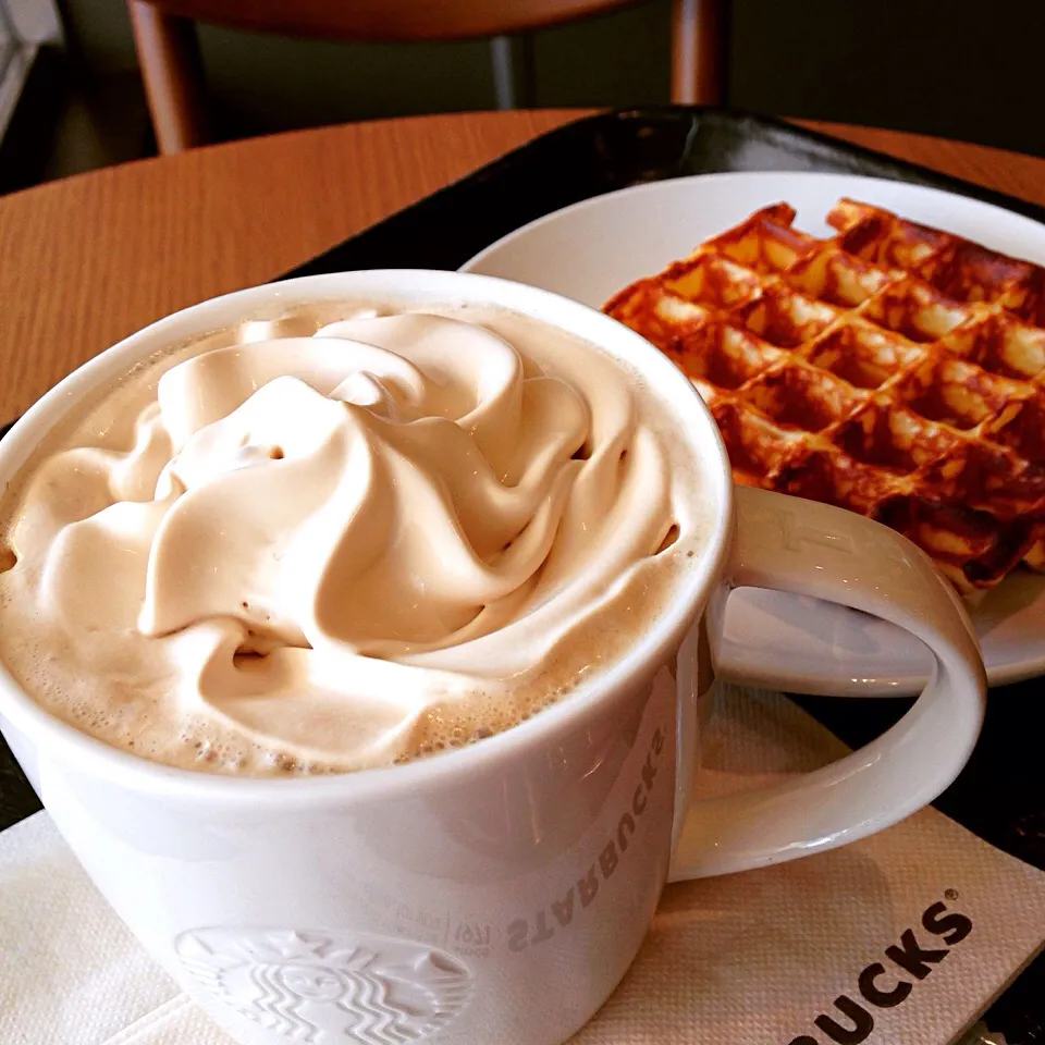 Coffee & Cream Latte with American Waffle|Kob Sathapornさん