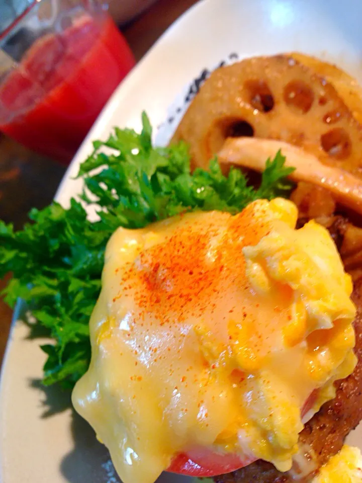 ワンプレートディナー💕
ハンバーグのトマトスクランブルエッグチーズ乗せ&蓮根とエリンギの出汁醤油炒め&わさび菜|ちなみんさん