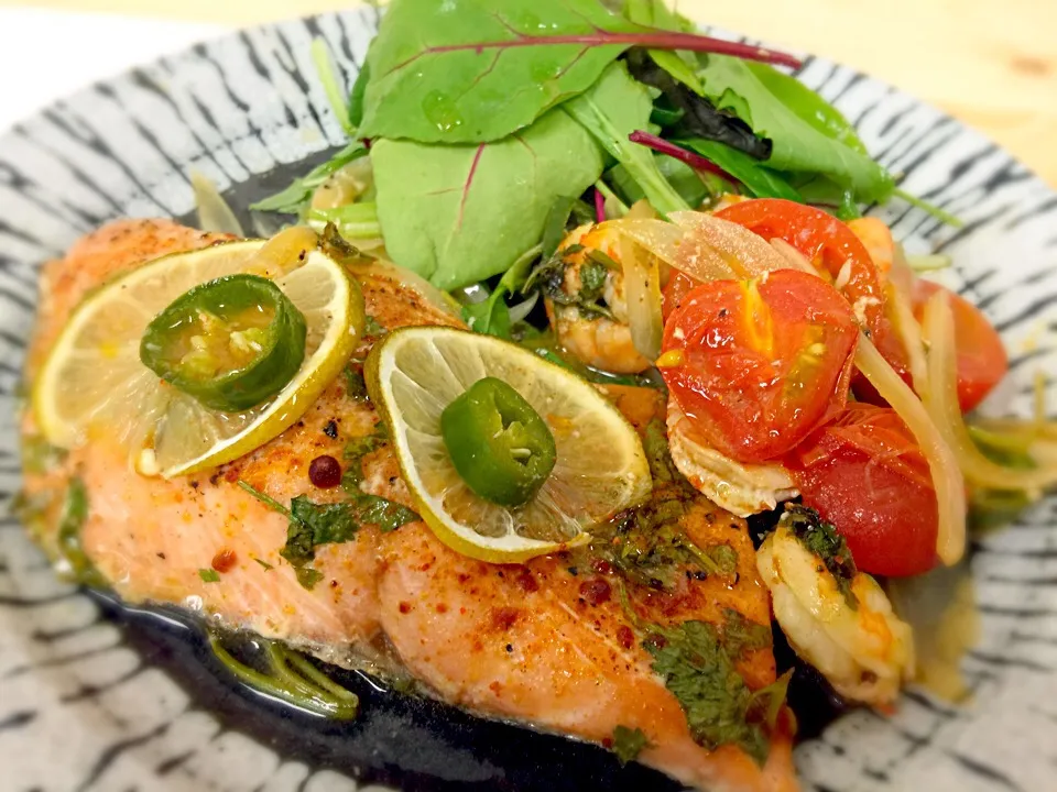 Lime jalapeño n cilantro salmon with garlic soy butter sauce.
サーモンのホイル焼き、ちょびっとメキシカンスタイルで。|Sayaka Jinsenji Huletteさん