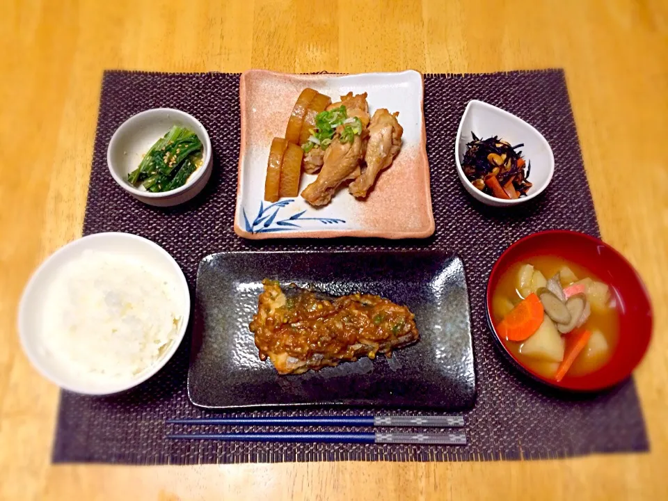 鰆のネギ味噌焼き、手羽元大根の照り煮、小松菜のお浸し、ひじきの煮物、根菜味噌汁ー|yuuu-iさん