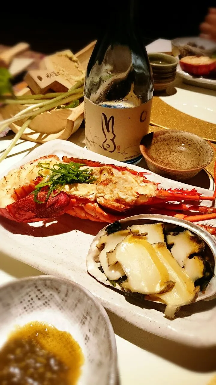 伊勢海老の鬼殻焼き&蒸しアワビ🍴月のうさぎで🍶|ナムナムさん