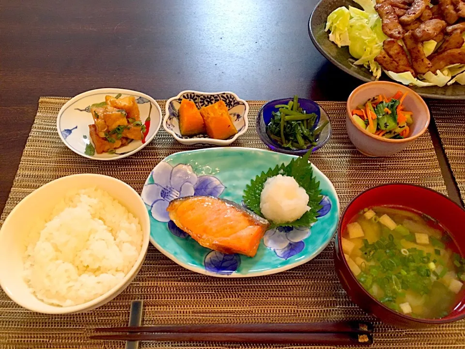 Snapdishの料理写真:鮭の塩焼き   厚揚げの甘辛炒め   かぼちゃの煮物   ほうれん草のお浸し   青梗菜とにんじんのナムル   味噌汁   焼肉|NAKATAさん