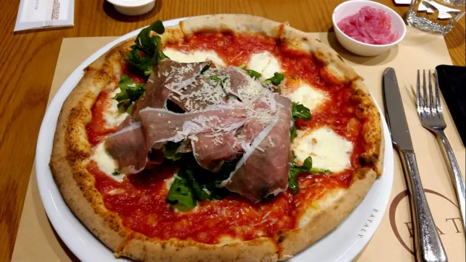 pizza with prociutto and rocket lettuce|steven z.y.さん