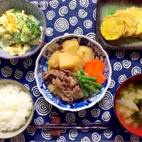 Snapdishの料理写真:11/4晩御飯
肉じゃが さつまいもの天ぷら ブロッコリーと玉子のサラダ 味噌汁(大根＆わかめ)|sayakaさん