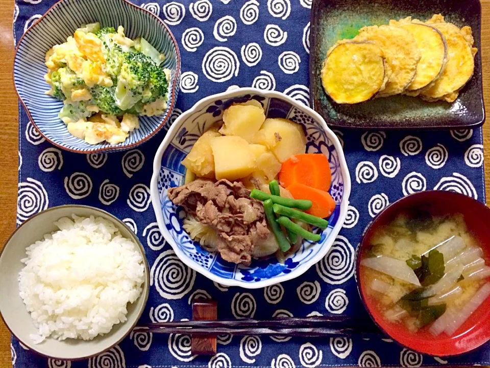 Snapdishの料理写真:11/4晩御飯
肉じゃが さつまいもの天ぷら ブロッコリーと玉子のサラダ 味噌汁(大根＆わかめ)|sayakaさん