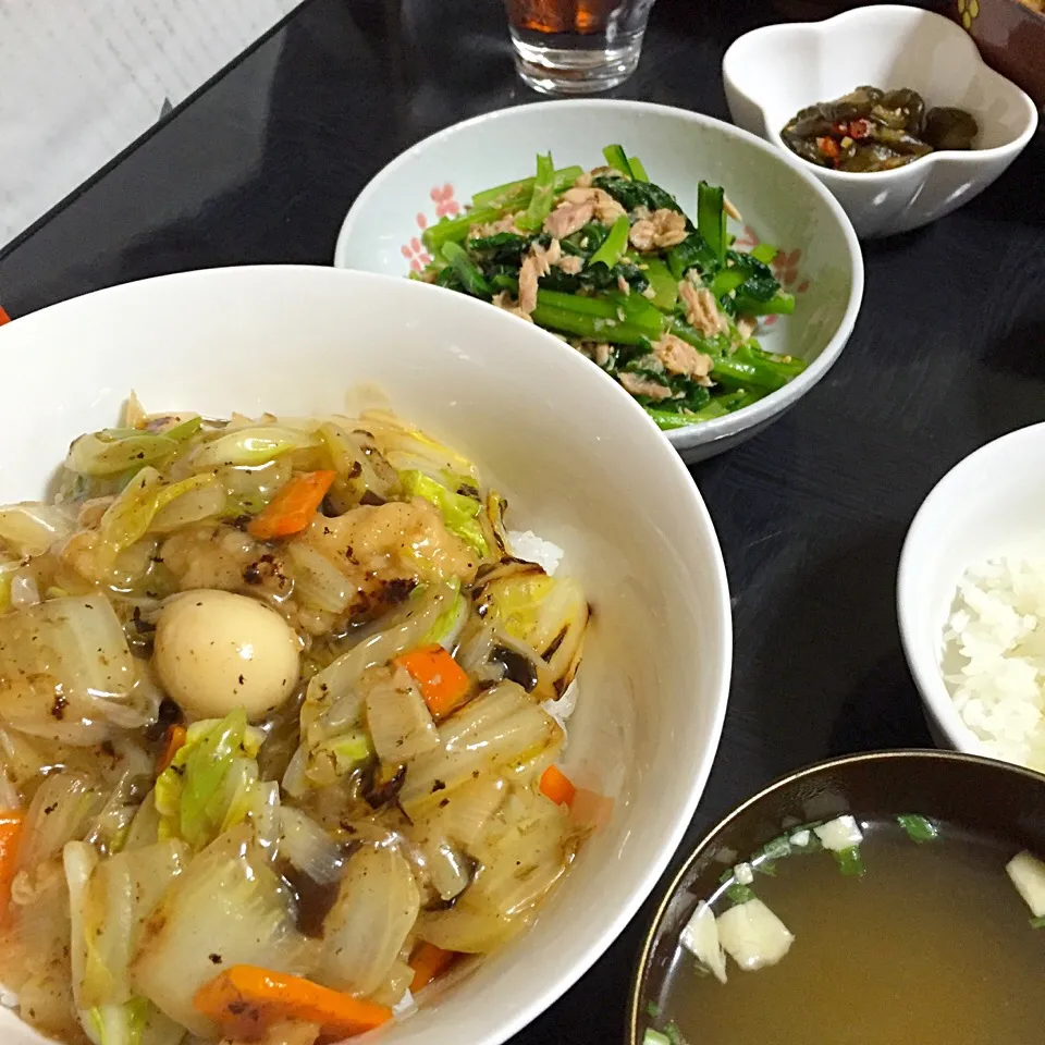 今日の晩ご飯は、八宝菜de中華丼、小松菜とツナのナムル風サラダ、きゅうりの醤油漬け、味噌汁。|ゆえさん