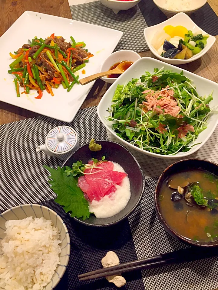 今日は、ニンニクの芽と牛肉、パプリカのオイスターソース炒め💚❤️鮪の山かけ、水菜と白菜、海藻のツナサラダ、お漬物、シジミのお味噌汁✨|まみりんごさん