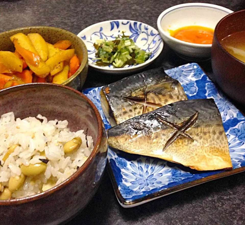 晩ごはん 焼き塩鯖 じゃがいもと人参のカレーきんぴら キャベツと人参の味噌汁 黄身のしょうゆ漬け 三つ葉の昆布締め 浸し豆とひじきの混ぜごはん|ぽんたさん