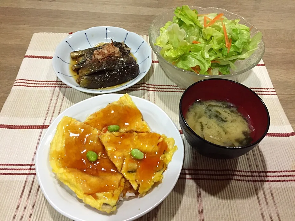 天津飯・茄子の揚げ浸し・レタスサラダ・玉ねぎワカメ味噌汁|まーままさん