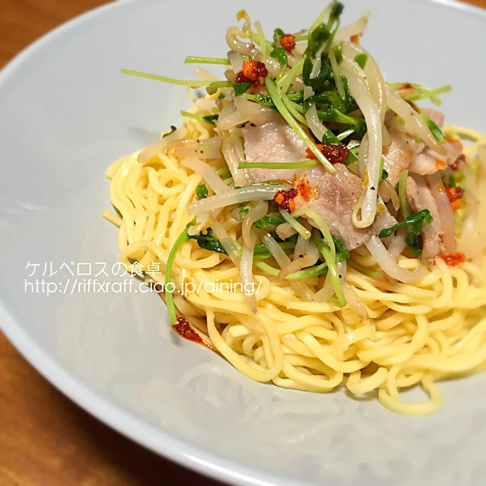 Snapdishの料理写真:インスタント麺で作る油そば|門乃ケルコさん