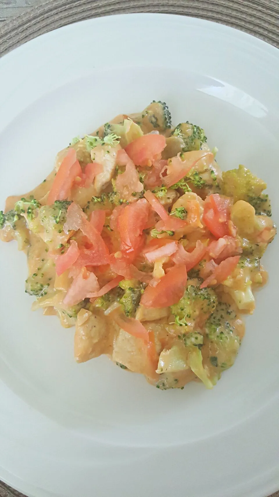 chicken with broccoli, tomatoes and cream of shrimp.|Aury Mari Cruzさん