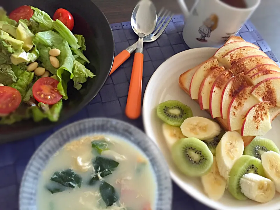 朝食◎ サラダ 豆乳スープ りんごトーストとか  お腹空いてたから食べ過ぎた😂|しょちちさん