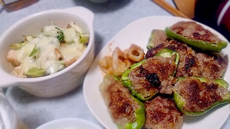 ピーマンの肉詰め、ちくわの甘辛٩(*´︶`*)۶ブロッコリーと鶏むねグリルチーズ～～|ふみさん